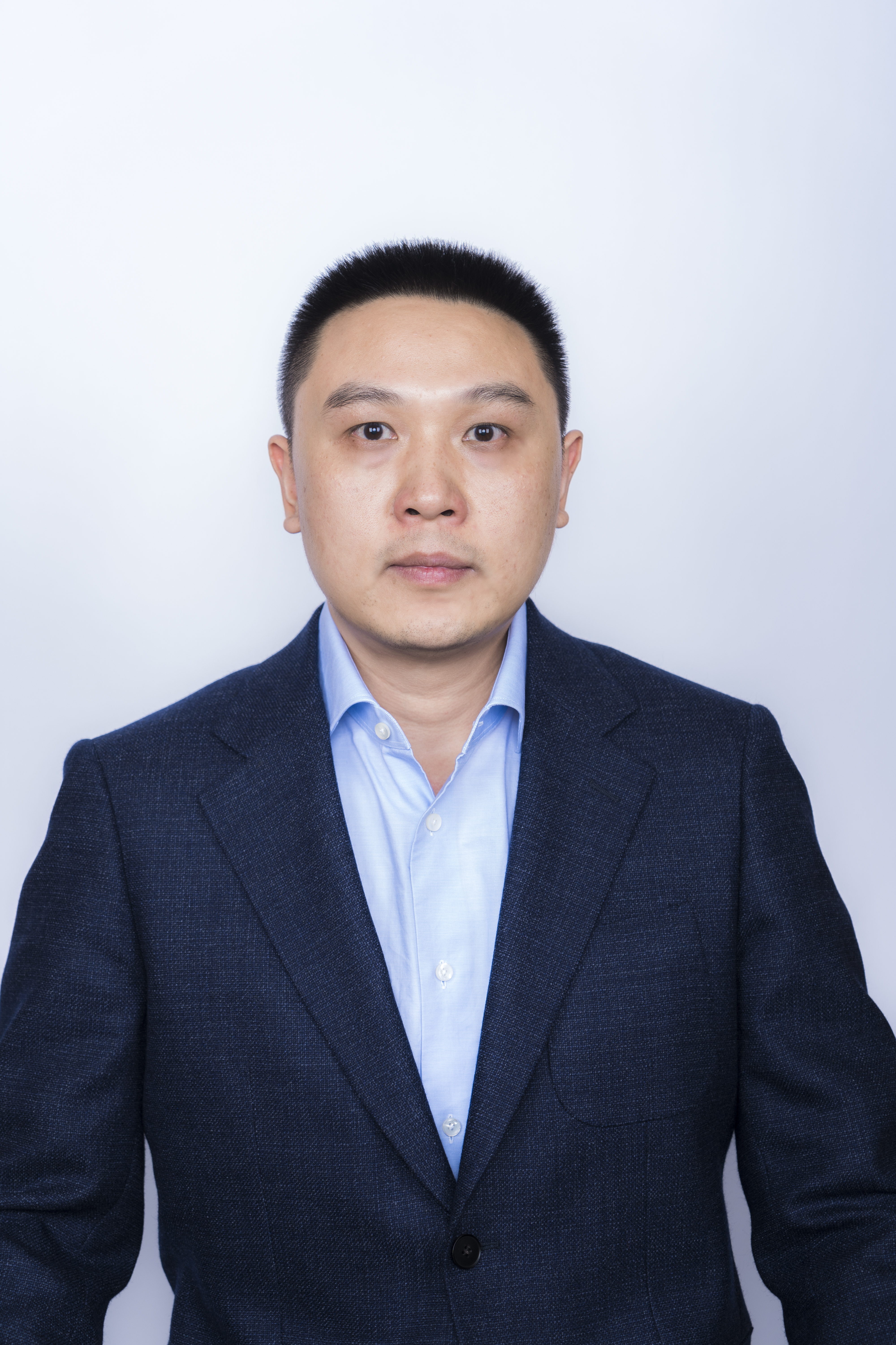 凌泽亮：党委委员、副总经理